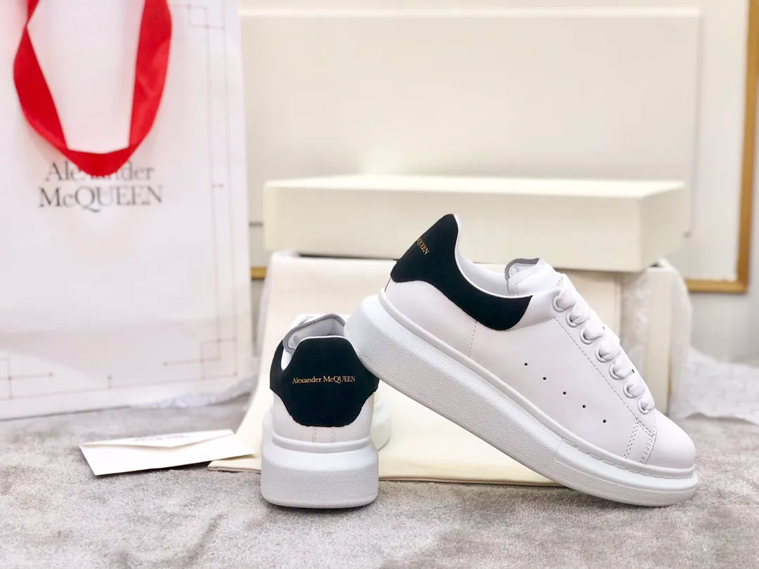 👟👟Ex-factory price 480👟👟 Women's shoe factory McQueen Yang Jingwei is crazy about white shoes ❤️More than 150 types of layouts, making the top quality in the market. McQueen Alexander mcqueen's classic star popular all-match white shoes, whoever wears them will look better√ One of the most photographed shoes in street photography 〰 Tell the babies loudly that my outsole is the original custom-made matte outsole. The rubber foam outsole has a certain degree of hardness and resilience. It is comfortable to walk and has a great foot feel‼ ️(Please distinguish between soft PU or yellowed raw rubber soles in the market) 〰 Original version, original custom-made, imported matte silk cowhide from Italy, imported full-grain cowhide for lining feet, discreet thick-soled design, about 4cm, easy to wear on long legs 〰Size: Women's size 34-40m (34, 40 customized, non-refundable) Men's size 38-44 (38, 44 customized, non-refundable)